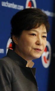 Attending Roundtable Luncheon Hosted by U.S. Chamber of Commerce President Park Geun-hye delivers an address at a luncheon hosted by U.S. Chamber of Commerce, the Federation of Korean Industries, and the Korea-U.S. Business Council at the Willard Hotel on May 8, in Washington D.C. 2013.05.08.(U.S. Estern Time) Cheong Wa Dae -------------------------------------- ¹Ì±¹ »ó°øÈ¸ÀÇ¼Ò ÁÖÃÖ ¶ó¿îµåÅ×ÀÌºí ¹× ¿ÀÂù ¹Ú±ÙÇý ´ëÅë·ÉÀÌ 8ÀÏ£¨ÇöÁö½Ã°££© ¿ö½ÌÅÏ D.C. Àª·¯µå ÀÎÅÍÄÁÆ¼³ÙÅÐ È£ÅÚ¿¡¼­ ¿­¸° ¹Ì±¹ »ó°øÈ¸ÀÇ¼Ò ÁÖÃÖ ¿ÀÂù¿¡¼­ ¿¬¼³À» ÇÏ°í ÀÖ´Ù. Ã»¿Í´ë